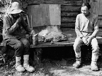 Пчеловоды Кириллов Д.Н. (слева) и Кириллов А.Д. на скамейке перед омшаником. УАССР, Завьяловский р-н, д. Ст. Сентек, 1981 г.