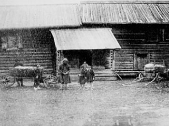 Крестьянский двор. Удмурты. 1889 г. Вятская губ., Глазовский уезд. Фото Чешихина В.Е.