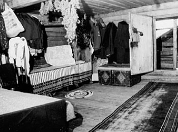 Интерьер амбара (угол у входной двери) в усадьбе К.А.Ефремовой, 1934 г.р. 1987 г. УАССР, Глазовский р-н, д. Теково