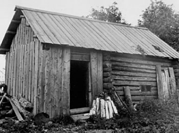 Баня черная двухкамерная (с предбанником). Кировская обл., Унинский р-н, д. Парон, 1979 г.