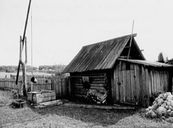 Баня (мунчо) и колодец (голбеч). Кировская обл., Кильмезский р-н, д. Салья, 1992 г.