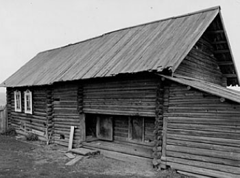 Изба-сени-клеть. Вид со двора. Дом А.К.Петровой. Постройка 1933 г. УАССР,  Увинский р-н д. Диньтем. 1981 г.