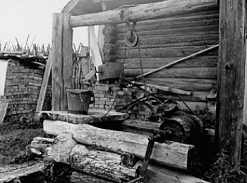 Колодец (колодча) в усадьбе К.К.Пономарева. Выкопан в 1945-1946 гг. 1987 г.УАССР, Юкаменский р-н, д. Каменная (Изгурт).