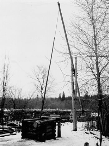 Колодец «журавль» на улице. 1991 г. БАССР, Бураевский р-н, д. Сарсаз.