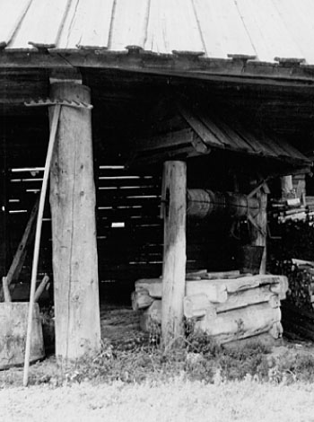 Колодец с навесом. Постройка 1920-х гг. Усадьба Е.К.Сельцовой, 1909 г.р. 1981 г. УАССР, Завьяловский р-н, д. Шабердино.