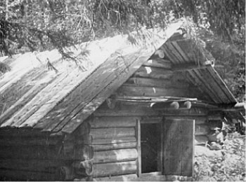 Дом для общественных молений удмуртов (куа, куала). 1978 г.УАССР, Алнашский р-н, д. Кузебаево (недалеко от деревни).