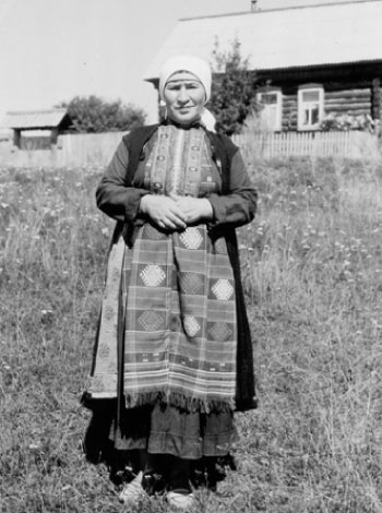 Кириллова А.Н., уроженка д. Шабердино Завьяловского р-на УАССР, в национальной одежде (южные удмурты). 1989 г.
