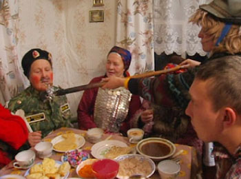 Угощение ряженых. Д. Каменное Игринского района Удмуртской Республики. 2004 год. Фото Е.В. Поповой.