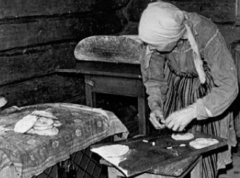 Приготовление национального блюда. Пресные шанежки снимаются с противня (куар нянь шаньги). 1981 г. УАССР, Завьяловский р-н, д. Шабердино.