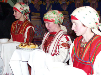 Встреча гостей с хлебом. с. Светозарево Кировской области. 2006 год.Фото К.И. Куликова.