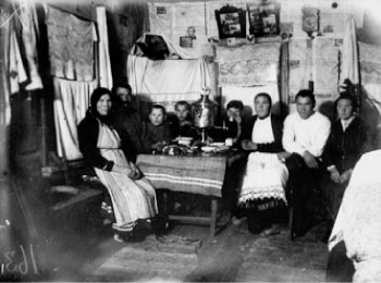 Семья за столом в избе.1930 г. ВАО, Малопургинский р-н, д. Нижние Юри