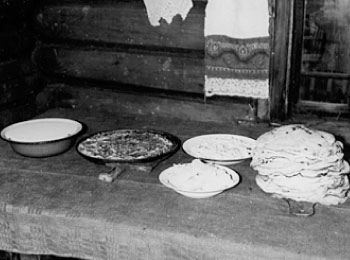 Накрытый стол: блины (табань), селянка (сулэтэм), топленое масло (шунтэм вой), заквашенное молоко (йолныд), селянка с рыбой (чорыг селянка). Кадр из фильма. 1987 г. УАССР, Глазовский р-н, д.Озегвай.