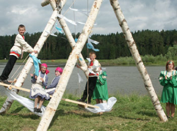 Пасхальные деревенские качели. д. Ципья Фото Т. Г. Перевозчиковой.