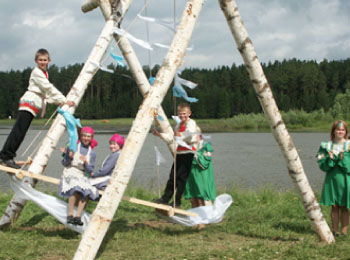 Качели на республиканском празднике гербер. Фото К.И. Куликова